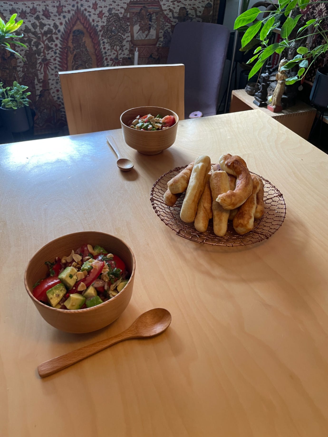 Htau Patsi Thoke – Avocado Salat aus Myanmar  Pa Ton Go – Thailändische Donuts
