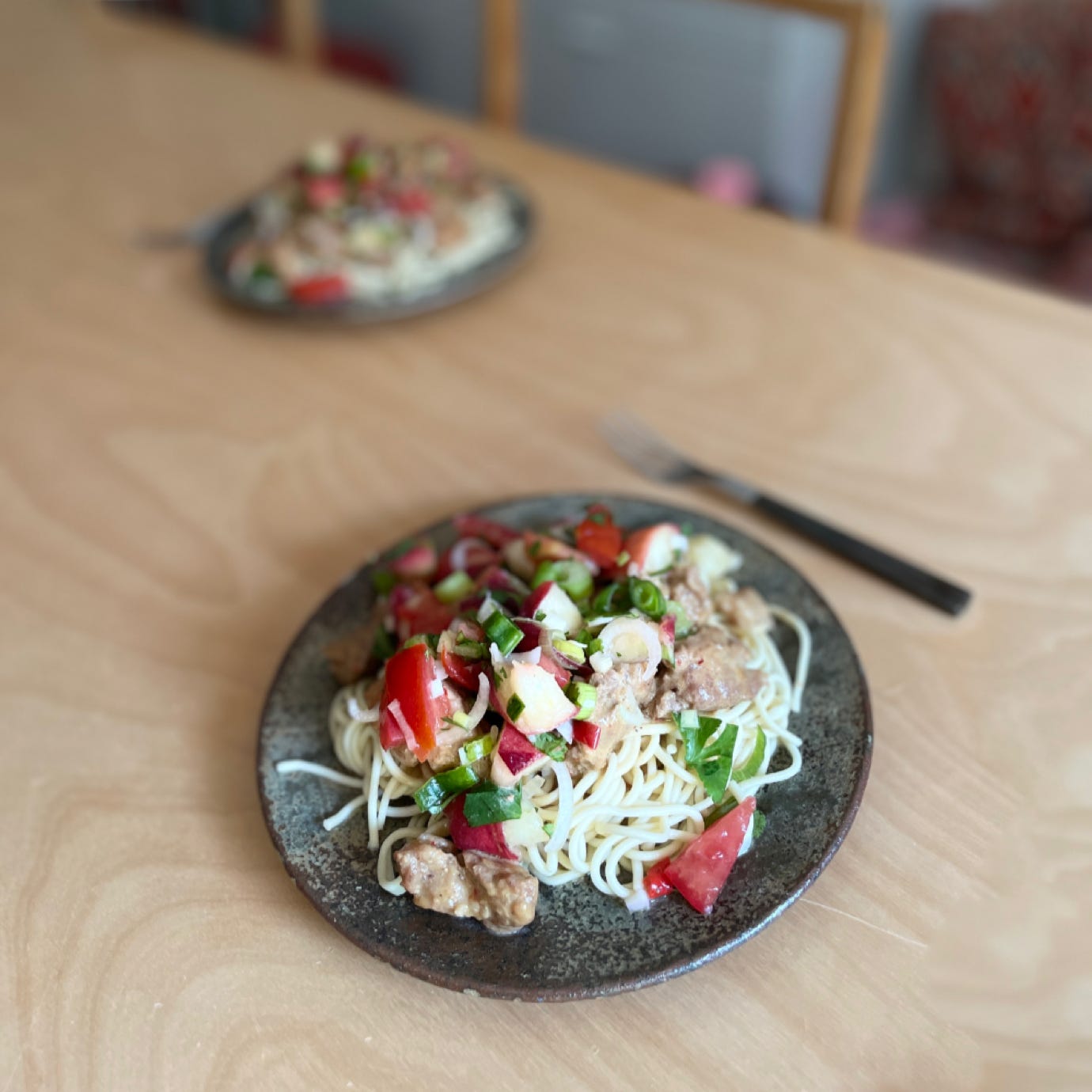Schweinefleisch mit Pfirsich-Salsa und selbstgemachter Pasta